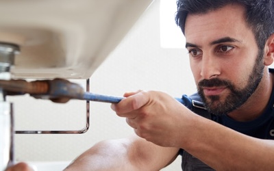 Plumbing-400 – Plumber fixing sink Plumber fixing sink